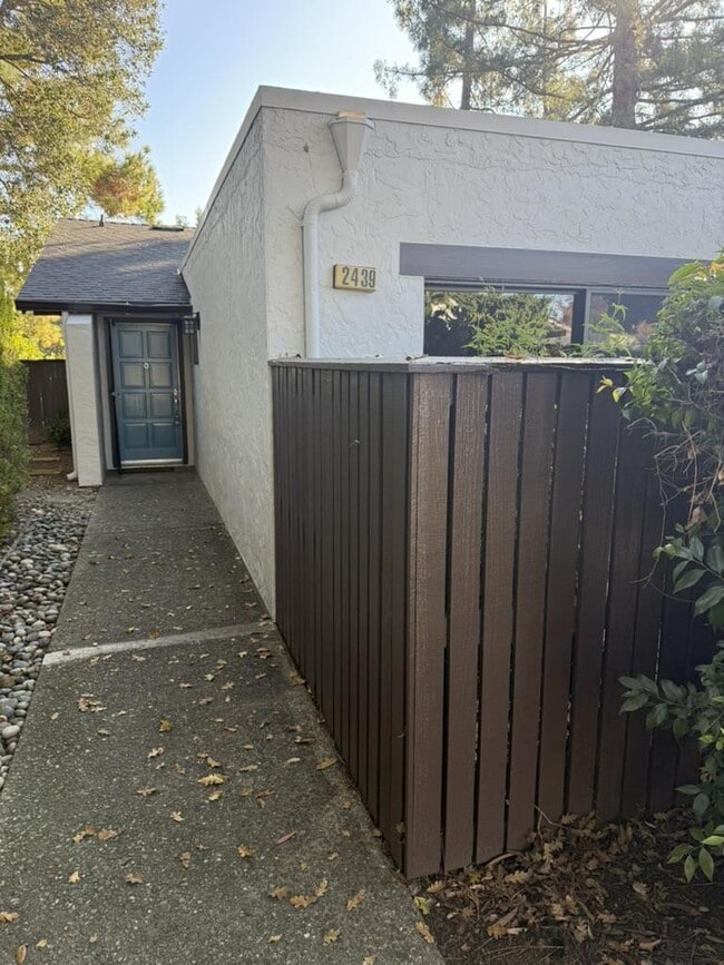 Building Photo - 2439 Sharon Oaks Dr