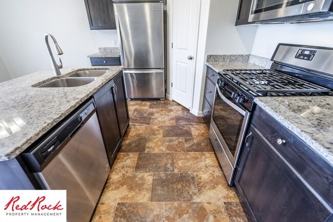 Building Photo - End Unit Fossil Hills Townhome with 3 Beds and 2.5 Baths