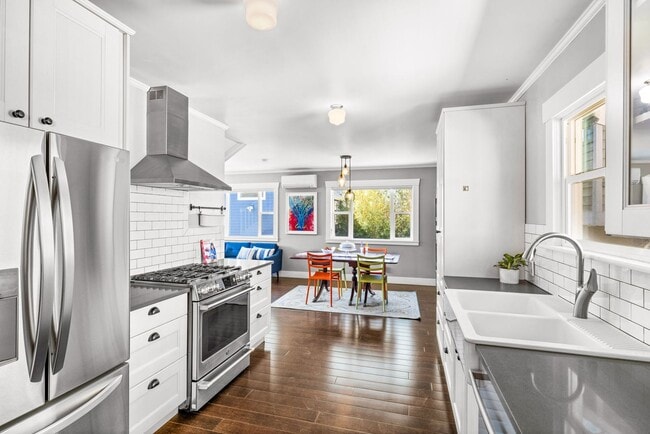 Building Photo - 5bd/2.75ba Seattle Home
