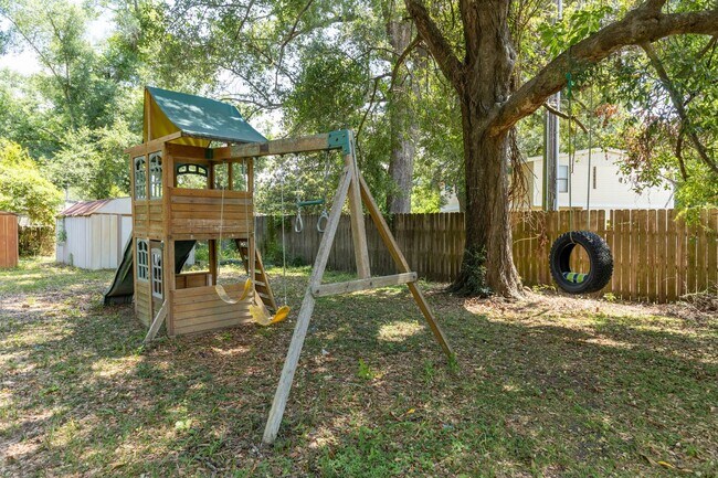 Building Photo - BILOXI - ADORABLE LITTLE COTTAGE - CLOSE TO KEESLER AND THE BEACH