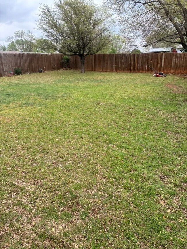 Building Photo - 811 Huddleston Dr