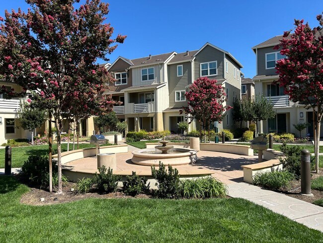 Building Photo - Brighton Oaks Beauty Just Steps from Downt...