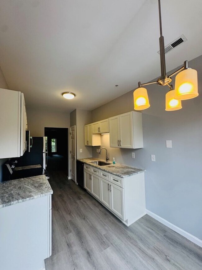 Building Photo - CORNERSTONE ~ RENOVATED CONDO ~ 2 BED, 2 B...