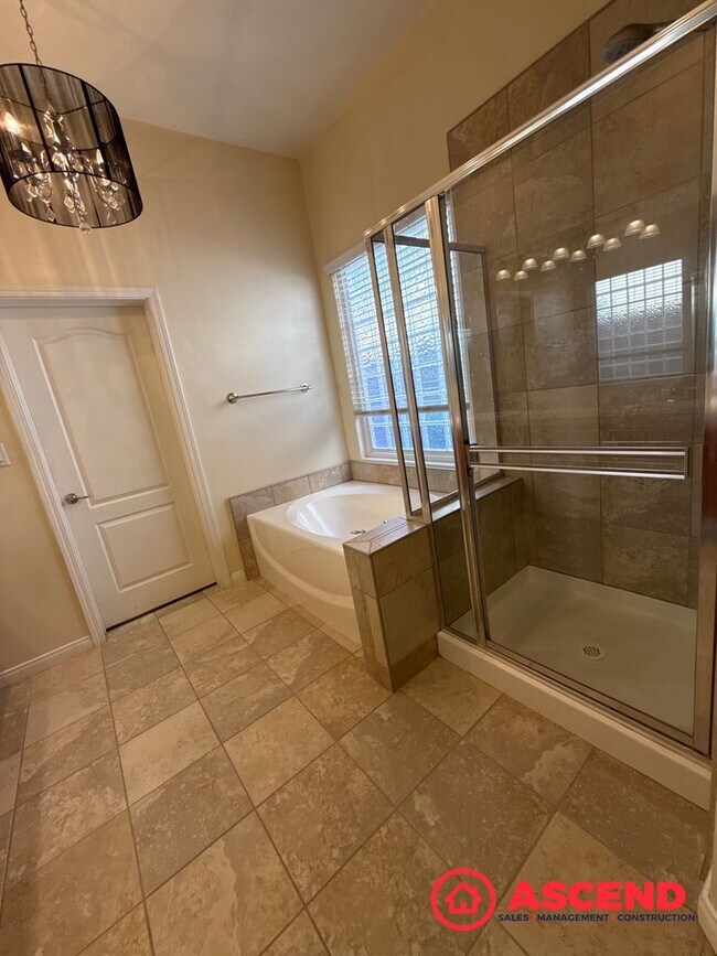 Building Photo - Charming Home in Olive Dr Area!