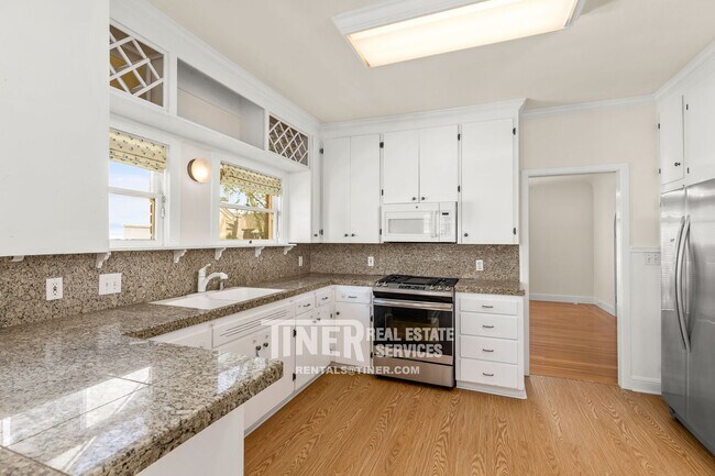 Building Photo - 842 42nd St