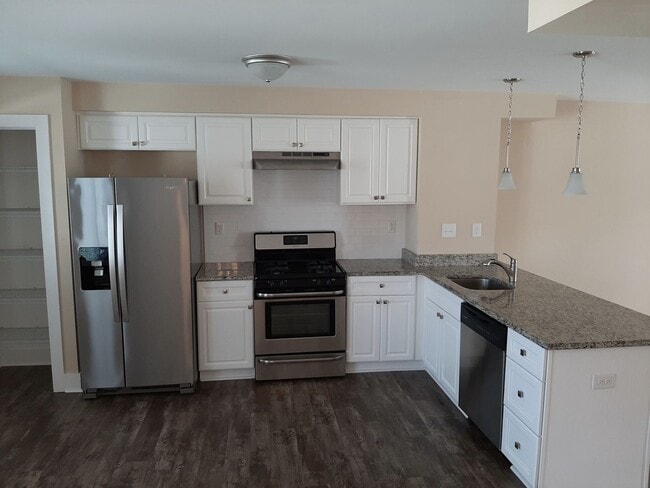 Building Photo - 3 BR/4 BA Townhome - Vineland - Kings Cros...