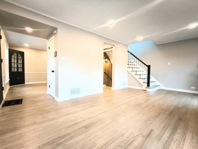 Building Photo - 9637 S Wood St