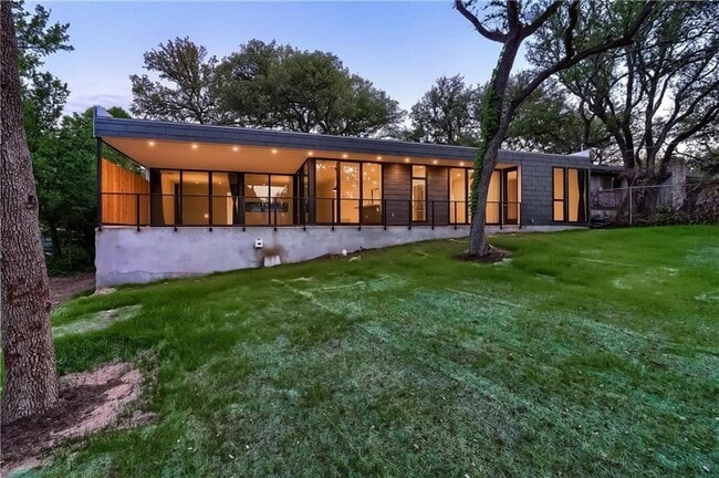 Building Photo - 9400 Shady Oaks Dr