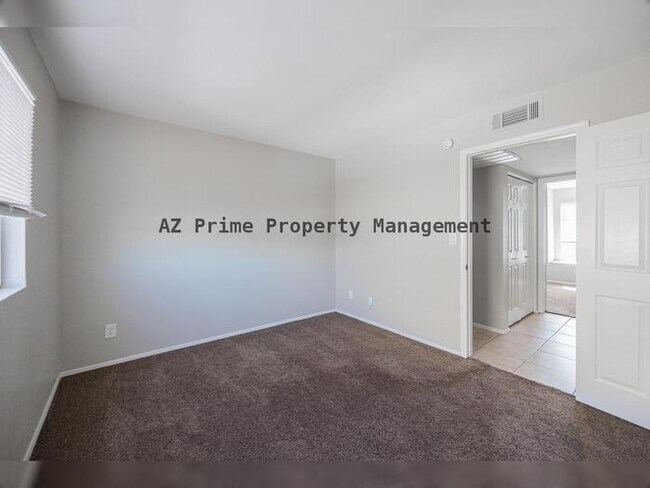 Building Photo - 1055 W 5th St