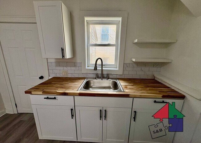 Building Photo - 94 Malletts Bay Ave