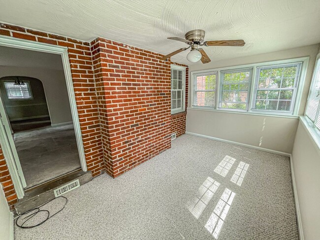 Building Photo - Classic 3 Bedroom 1.5 Bathroom Colonial In...