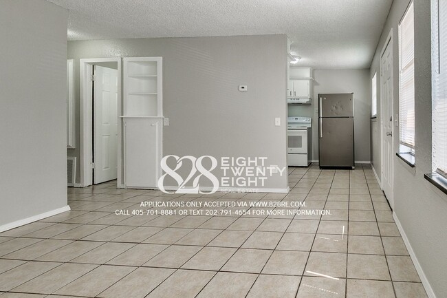 Building Photo - 2 Bed/1 Bath Triplex Home in Noble