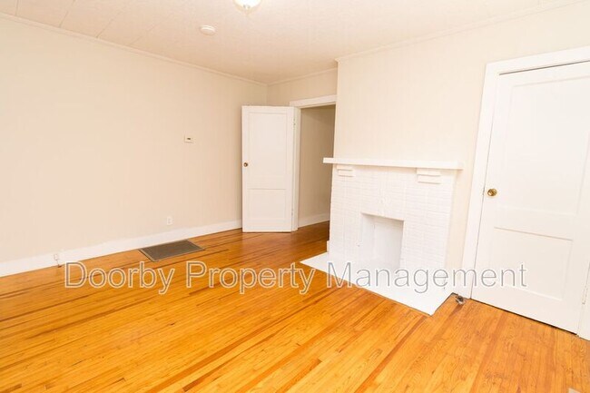 Building Photo - 1113 E 8th St