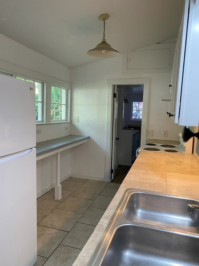 Building Photo - 311 SW 3rd Ave