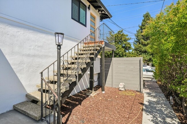 Building Photo - 1120 Davis St