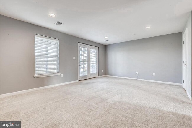 Building Photo - 8225 Secluded Cove Ln