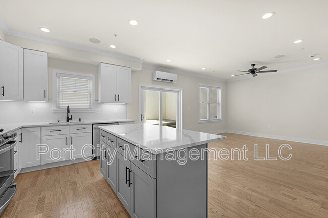 Building Photo - 903 S Decker Ave