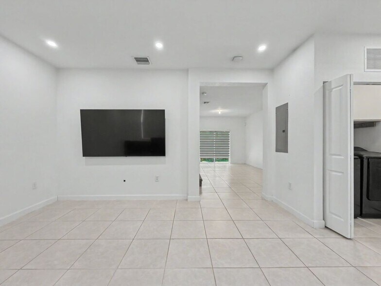 Building Photo - 2644 SE 15th Ct