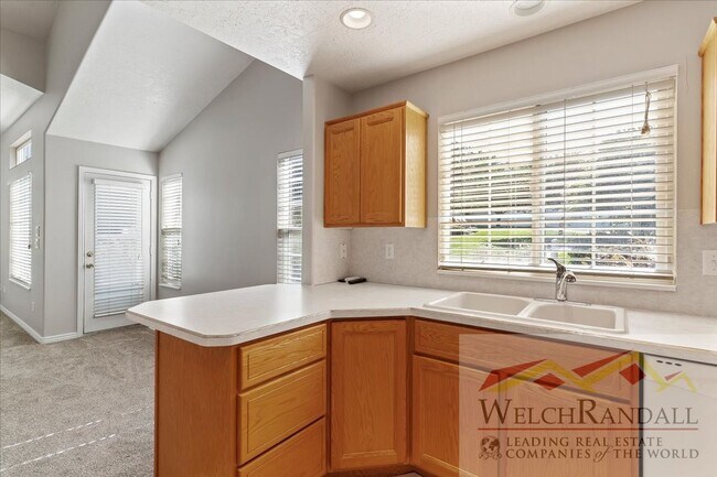 Building Photo - Very Spacious 2 Bedroom 3 Bath Ogden Home