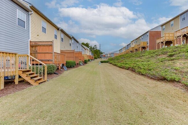 Building Photo - 805 Tulip Poplar Way