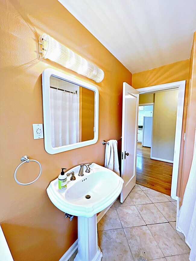 Building Photo - 6309 NE Broadway