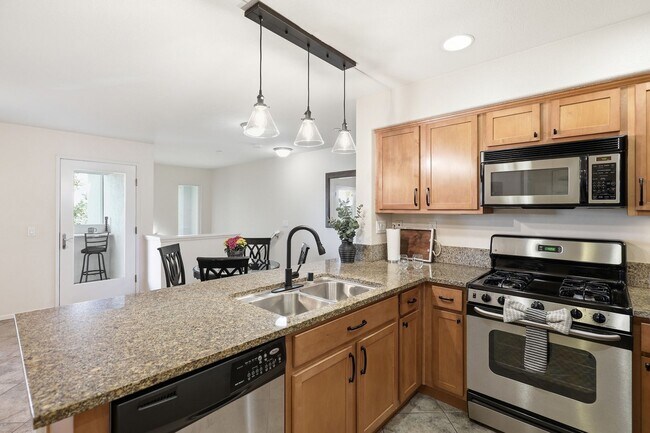 Building Photo - Point Loma, "The Bay" 2 bed 2 Bath Townhome now available! Amazing amenities, don't miss out
