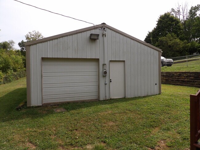 Building Photo - 102 Cedar Dr