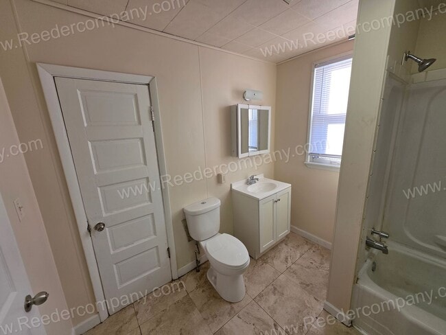 Building Photo - Freshly Painted 2 bedroom house