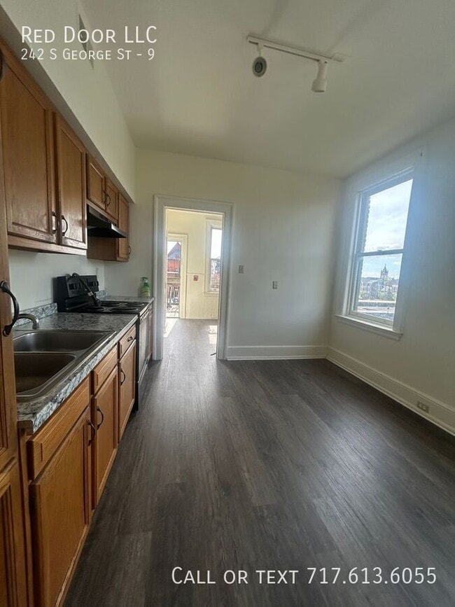 Building Photo - 242 S George St