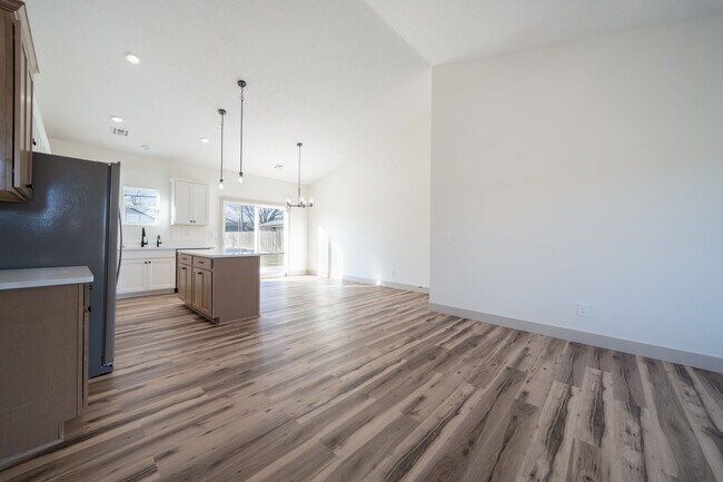 Building Photo - 753 N Gilda St