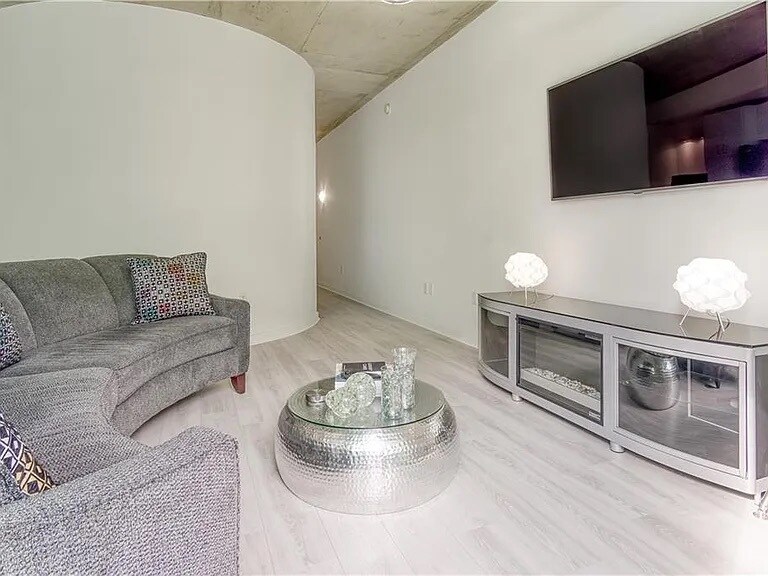 Building Photo - 943 Peachtree St NE