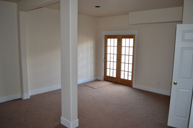 Building Photo - Oak Street Duplex