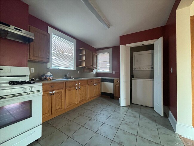 Building Photo - 837 White Plains Rd