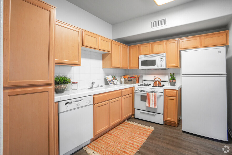 1BR, 1BA - 792SF - Kitchen - Hilltop at Winchester Creek