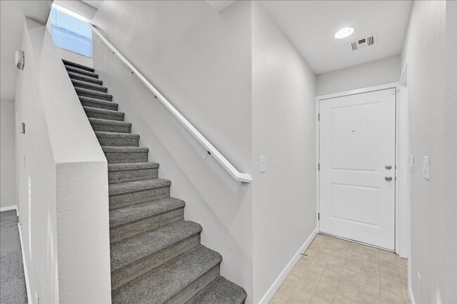 Building Photo - 3 Bedroom Home with Gorgeous Kitchen.