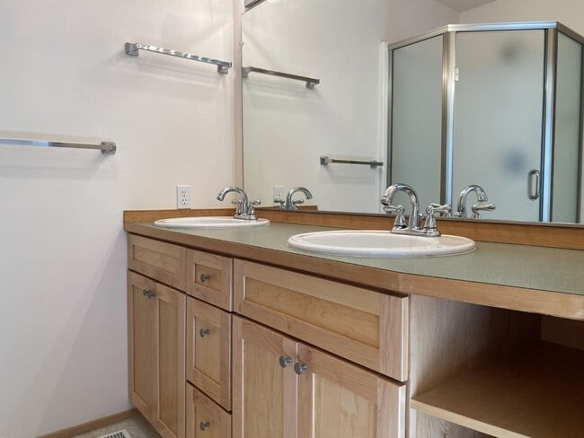 Building Photo - Townhouse On Private Drive In White Salmon, WA