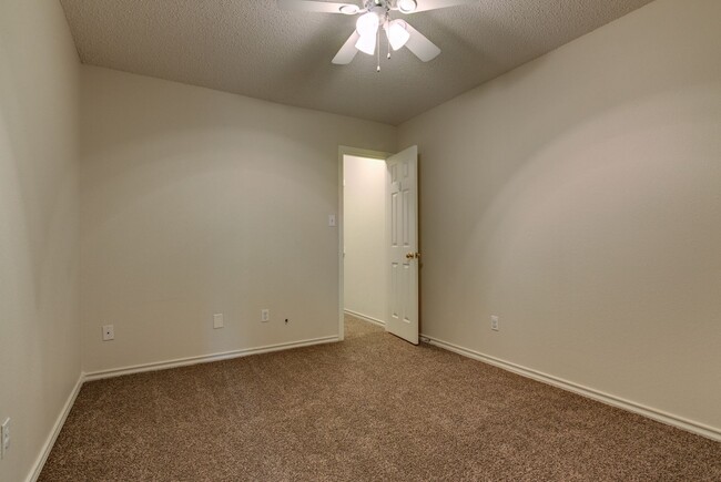 Building Photo - Townhome on Skyline Boulevard For Rent!