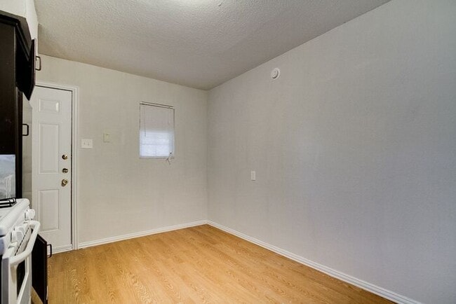 Building Photo - No Application Fees* $500 off 1st months r...