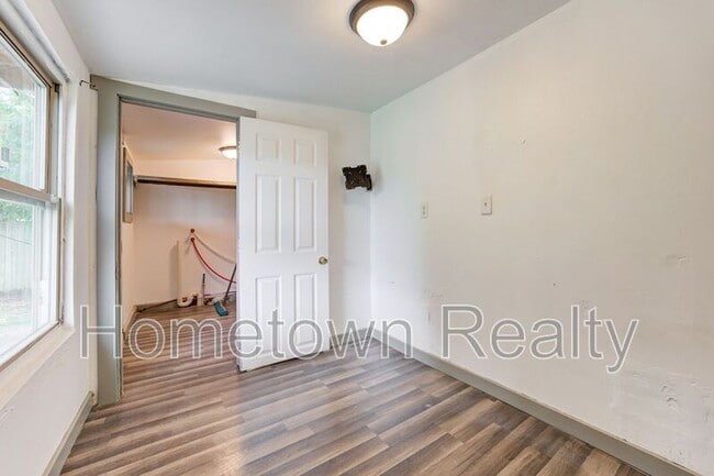Building Photo - 306 N Hoff Ave