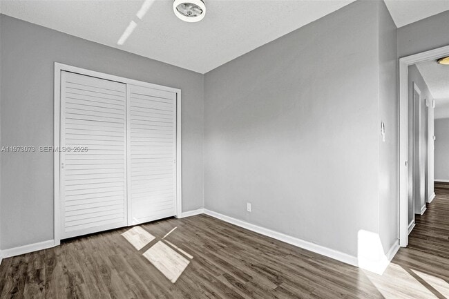 Building Photo - 949 SE 10th Ct