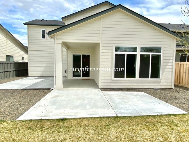 Building Photo - BEAUTIFUL 4 bed 2 1/2 Bath Located in Cent...