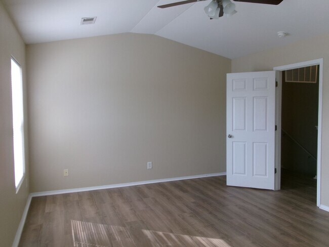 Building Photo - 3 bedroom, 3 bath townhome in Kiskadee Parke