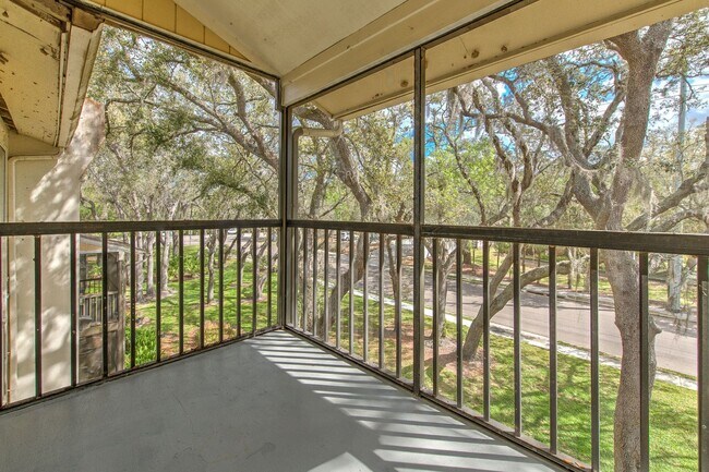 Building Photo - Nice and spacious condo on the 3rd with washer and dryer, near USF and I-75