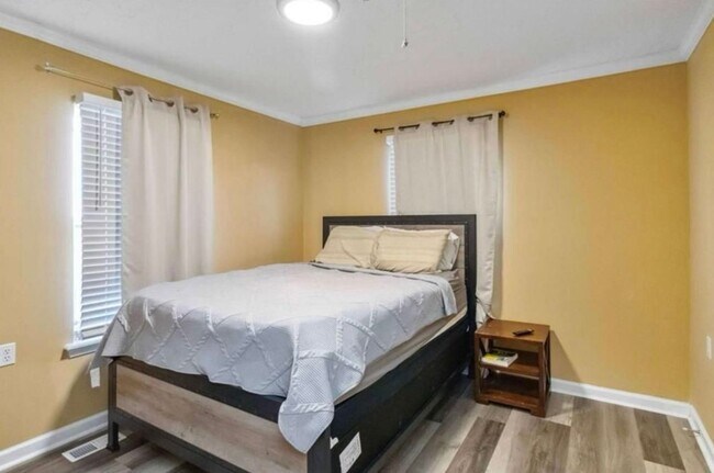 Building Photo - 4bd/2ba Home Minutes From W. Midtown w/ Fu...