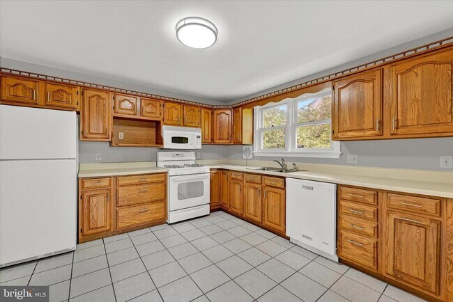 Building Photo - 260 Paradise Rd