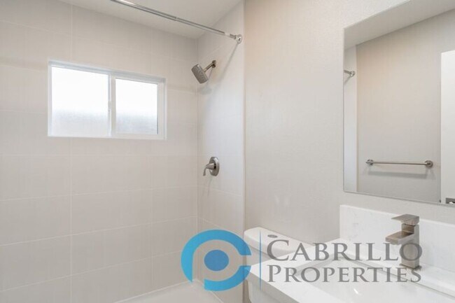 Building Photo - 4849 Mansfield St
