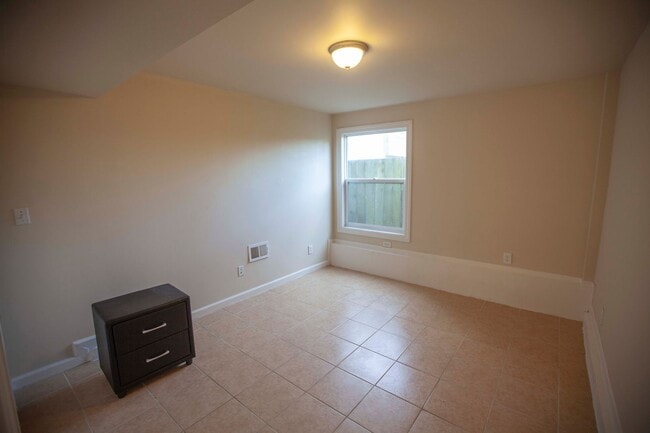 Building Photo - House for rent, Updated 4BR+2 extra BR/Den/Offices/Family Rooms & 3BA in Ingleside!