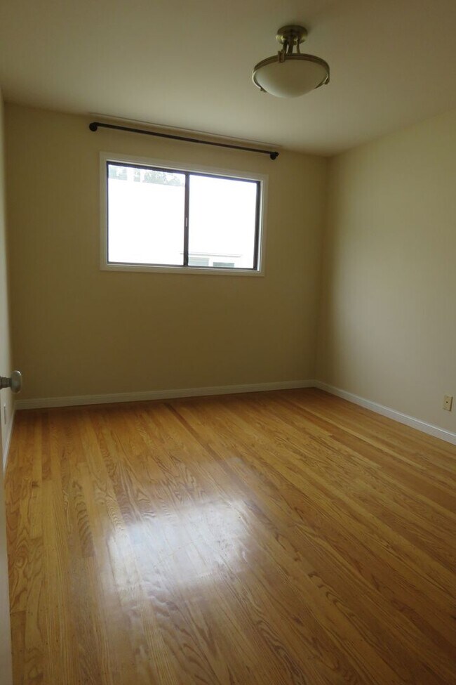Building Photo - 49 Dellbrook Ave