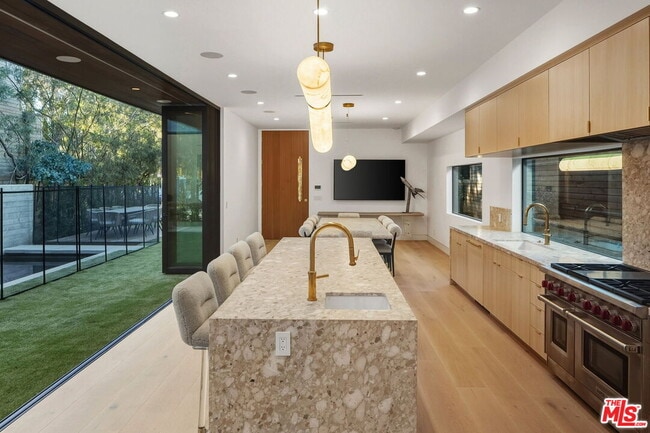 Building Photo - 738 Palms Blvd