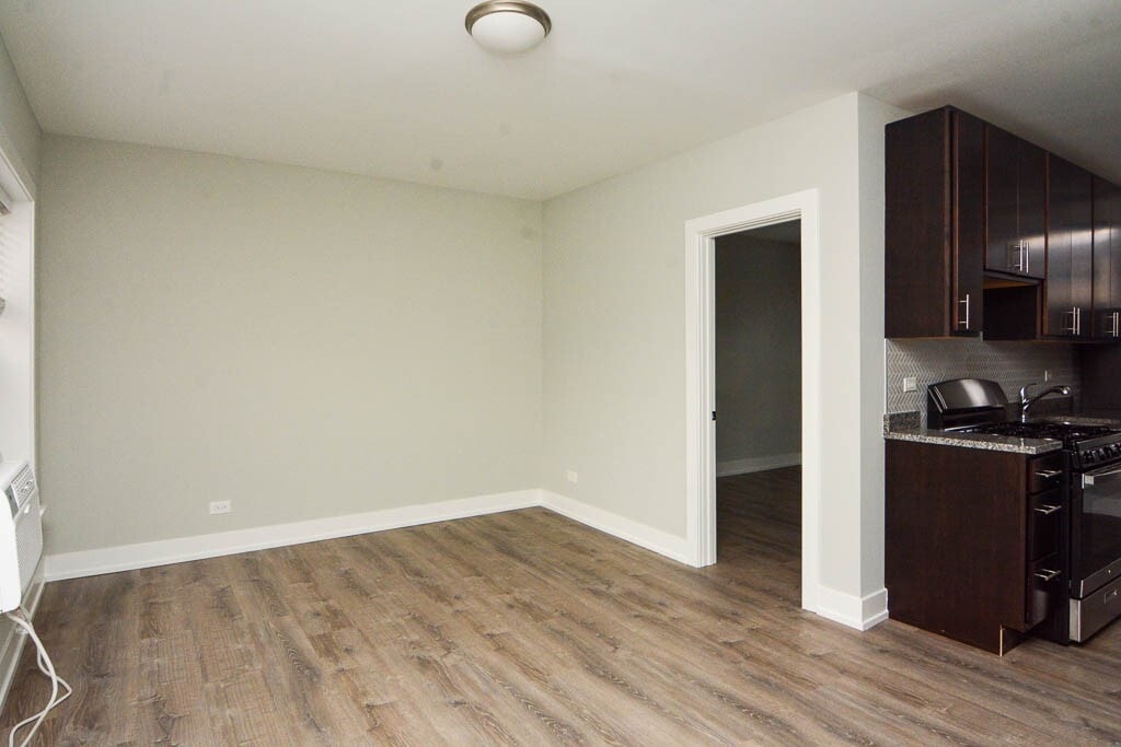 Building Photo - 729 W Brompton Ave